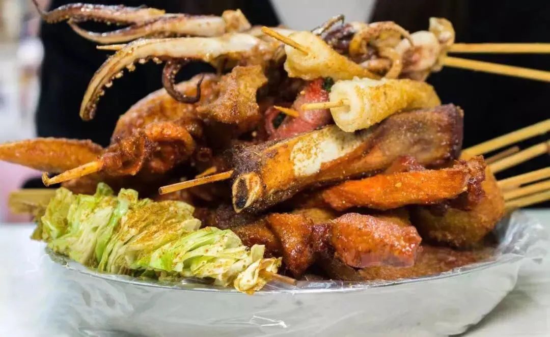 覆盖5个区，这7家“又小又旧”的炸串店，抚慰了不少深夜打工人