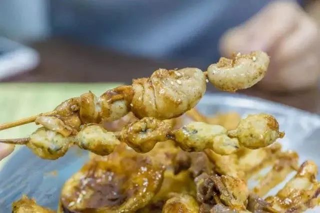 覆盖5个区，这7家“又小又旧”的炸串店，抚慰了不少深夜打工人