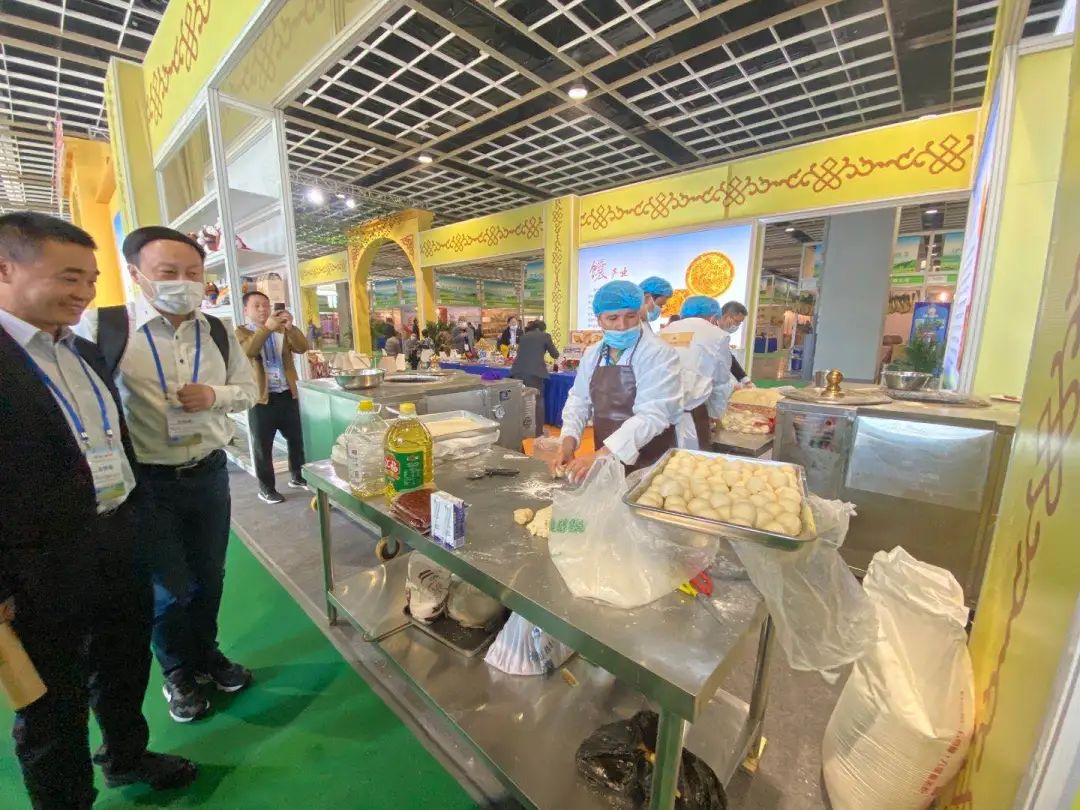 伊宁市特点馕包肉,伊犁最好吃的烤馕