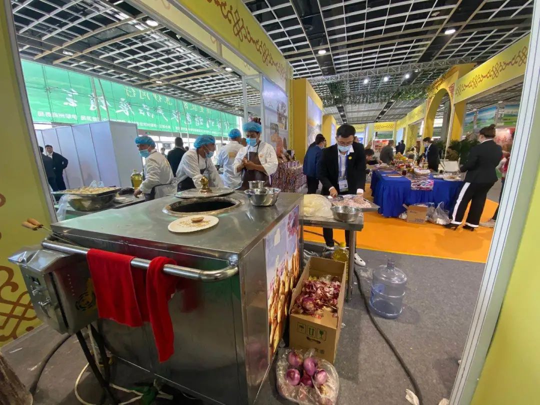 伊宁市特点馕包肉,伊犁最好吃的烤馕