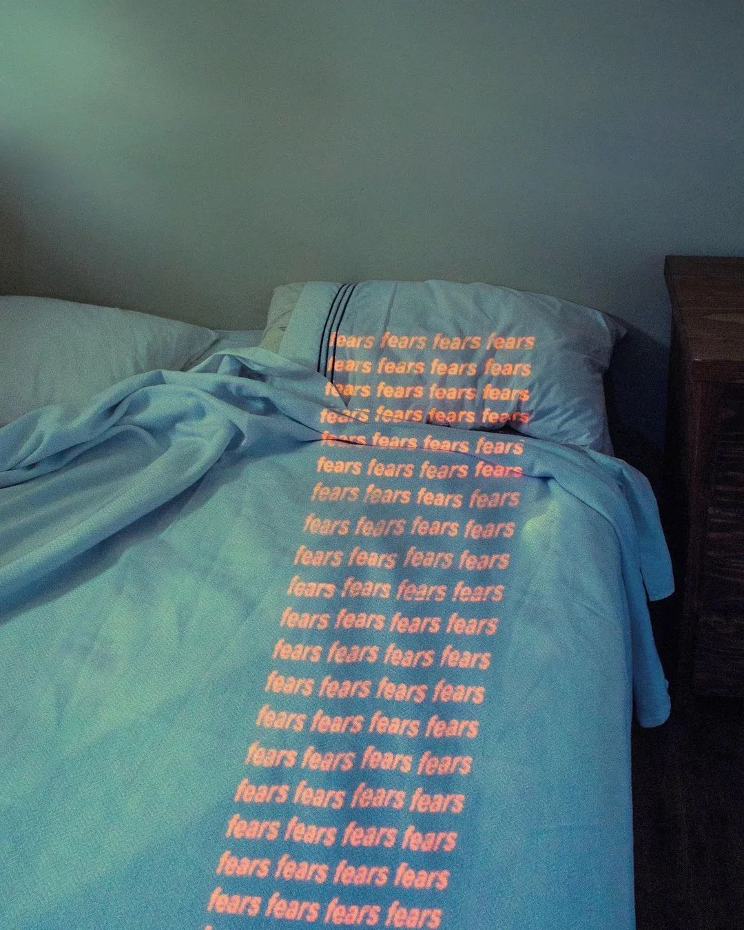 白底上面有emo字母的壁纸,全是各种字体的壁纸