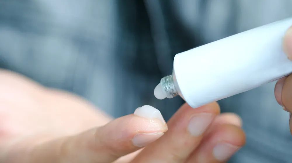 额头上因为什么原因会反复起闭口,额头反复长闭口可以挤吗