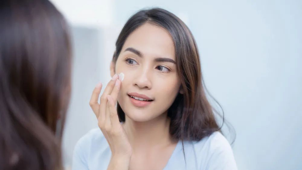 额头上因为什么原因会反复起闭口,额头反复长闭口可以挤吗