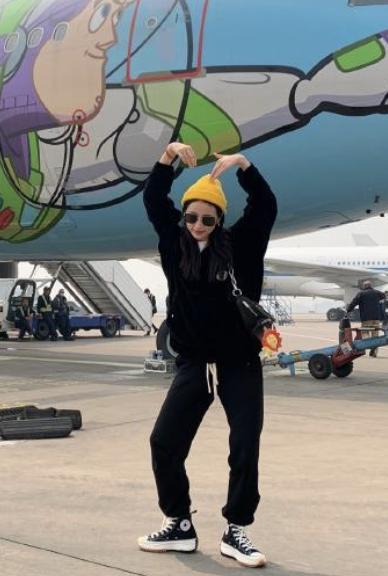 杨幂和杨颖的同款鞋,杨幂和baby同款鞋