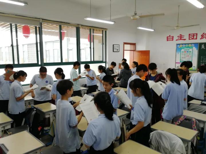 给学生排座位导致家长不满，杭州这位老师研究多年手绘一张座位调整图！学霸到底坐在哪一排？