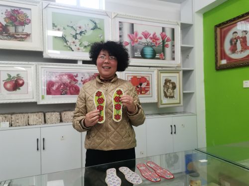 人大代表薛爱琴：帮卖鞋垫、建巾帼工厂，启动脱贫创业一条街