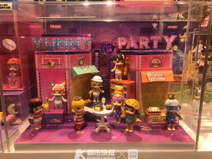 标价59元成本17元，半年卖出8个亿！年轻人买上瘾的这种娃娃，本周五要上市了