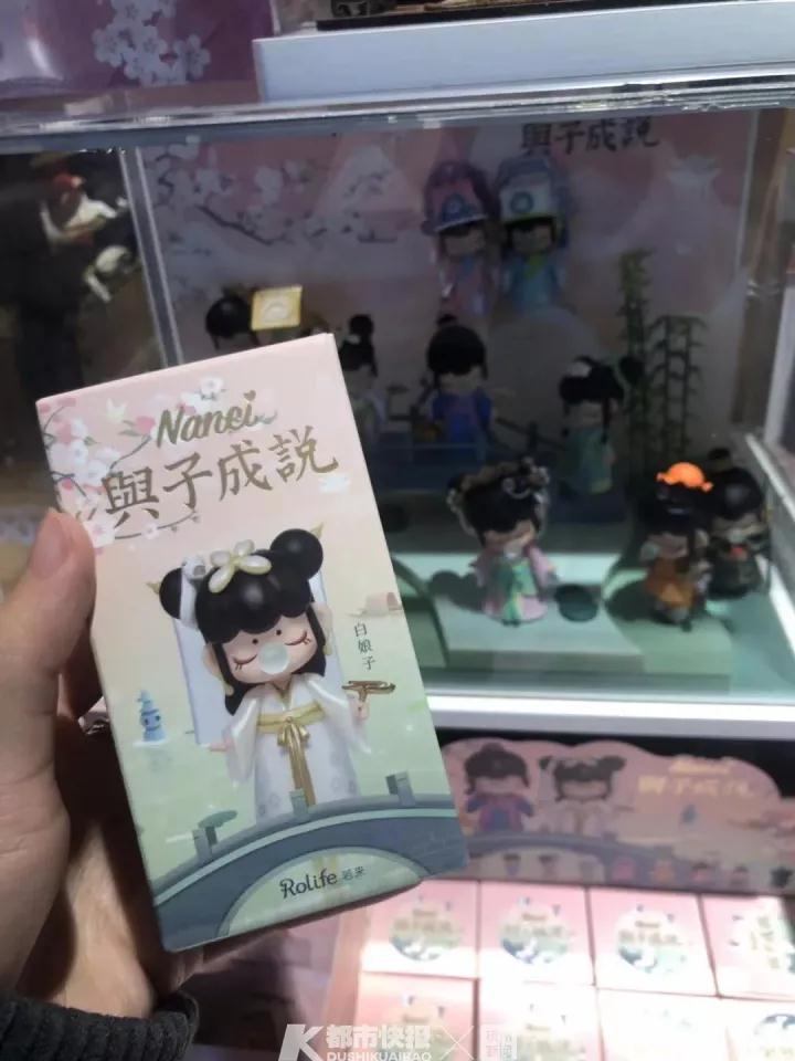 标价59元成本17元，半年卖出8个亿！年轻人买上瘾的这种娃娃，本周五要上市了