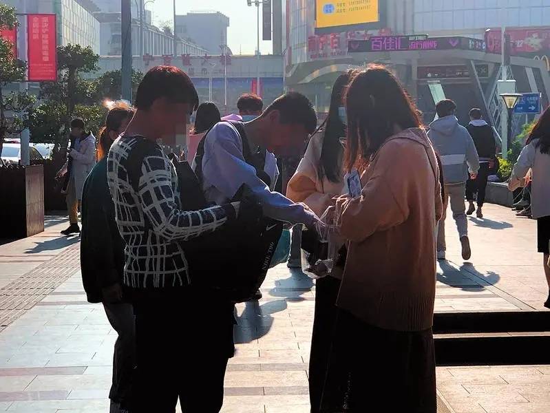 重庆大学生街头推销笔内幕,南宁街头推销笔