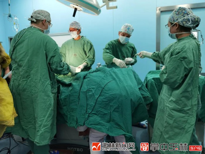 助产士全程上演半跪托举,助产士跪地20分钟完成生命托举