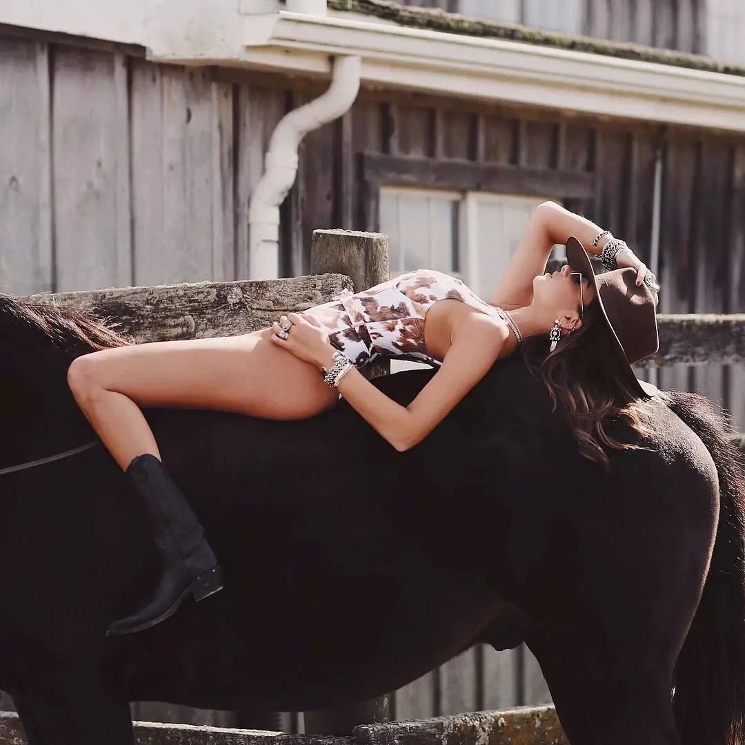 看泫雅的搭配,周冬雨泫雅撞衫