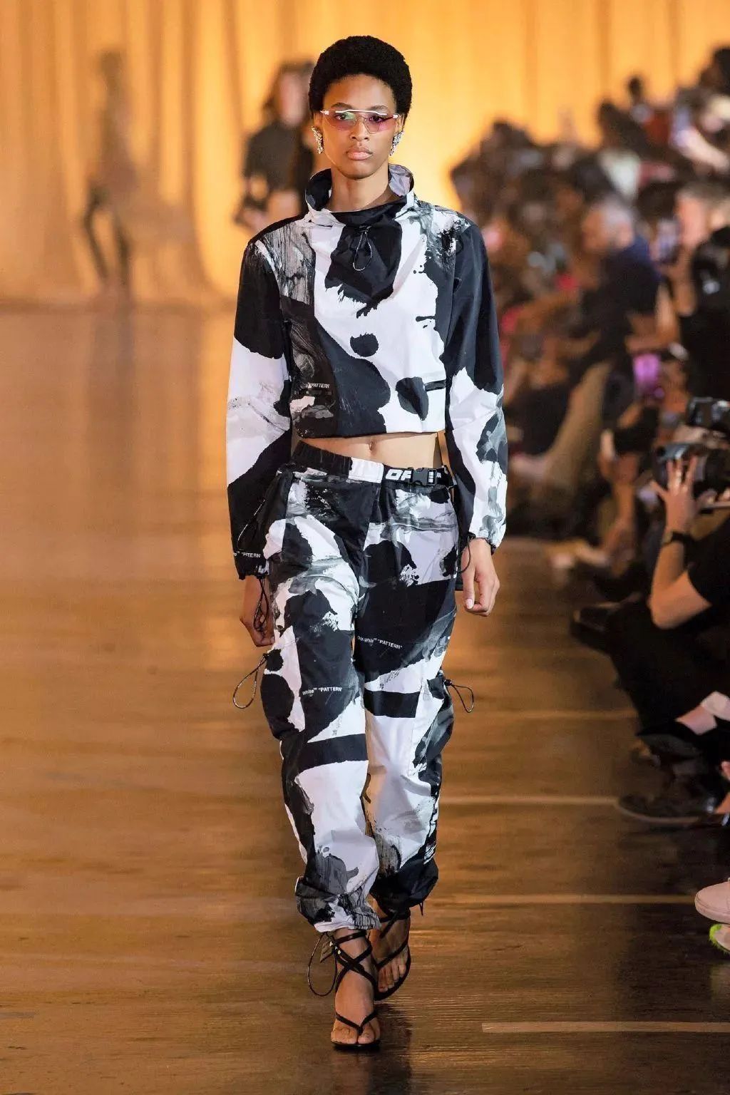 看泫雅的搭配,周冬雨泫雅撞衫