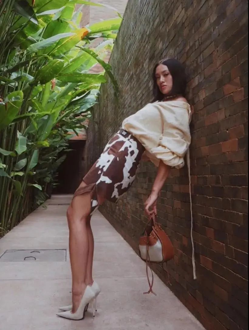 看泫雅的搭配,周冬雨泫雅撞衫