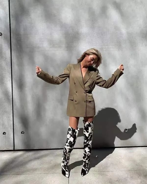 看泫雅的搭配,周冬雨泫雅撞衫