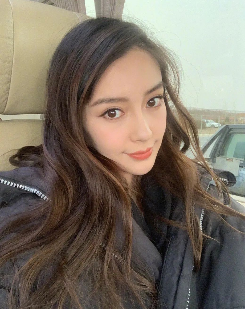 邓紫棋以前穿皮裤的造型,邓紫棋穿粉皮裤的照片