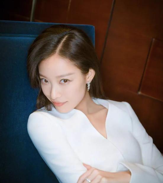 邓紫棋以前穿皮裤的造型,邓紫棋穿粉皮裤的照片