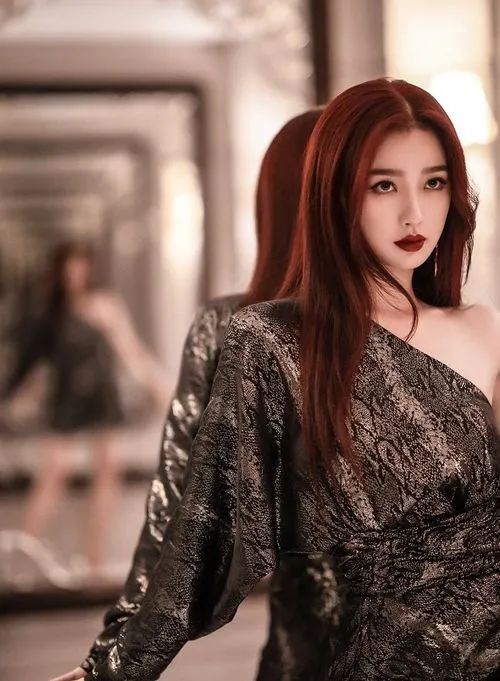 邓紫棋以前穿皮裤的造型,邓紫棋穿粉皮裤的照片