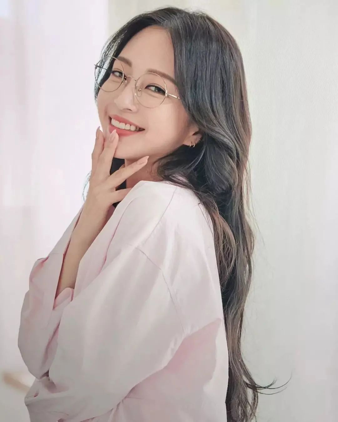 邓紫棋以前穿皮裤的造型,邓紫棋穿粉皮裤的照片