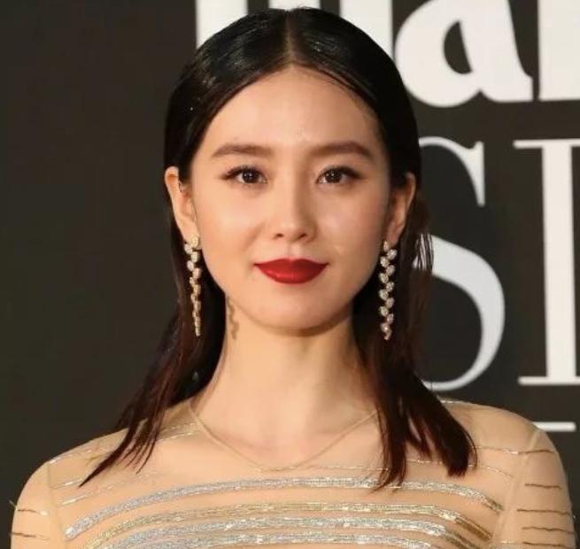 邓紫棋以前穿皮裤的造型,邓紫棋穿粉皮裤的照片