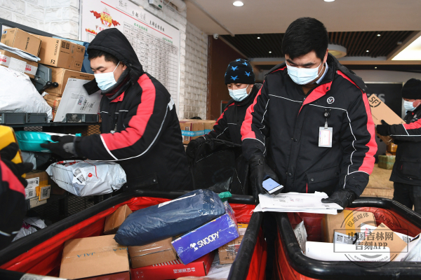 顺丰速运致敬春节坚守岗位的人,顺丰一线收派新春坚守岗位视频