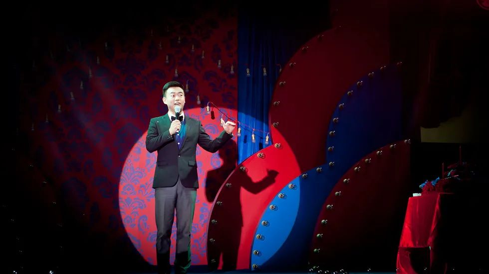 金牌驾到▏大学就开始主持婚礼的“小超人”