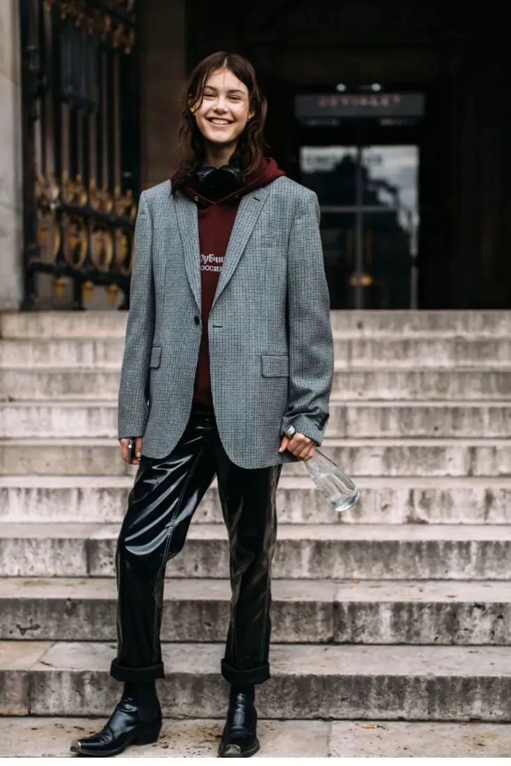 卫衣季节,秋季潮搭连帽卫衣尽显青春活力感