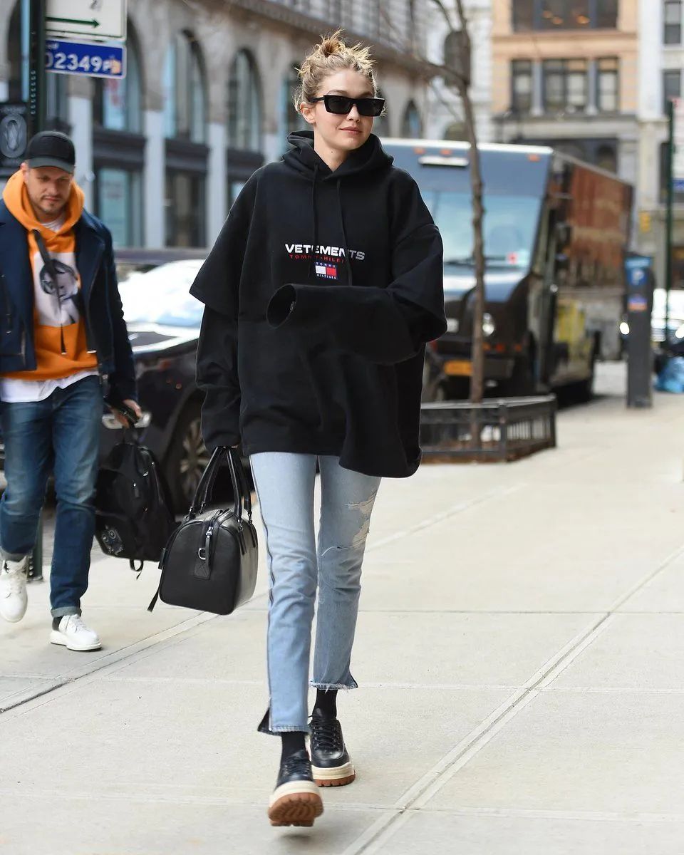 卫衣季节,秋季潮搭连帽卫衣尽显青春活力感