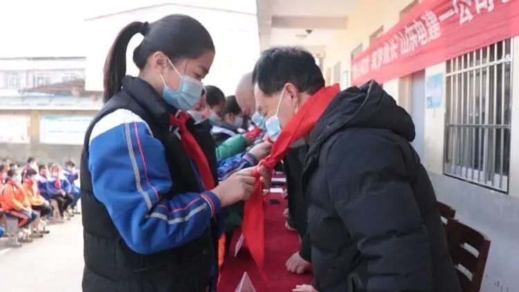 这一天，他们全部用上了新书包新文具