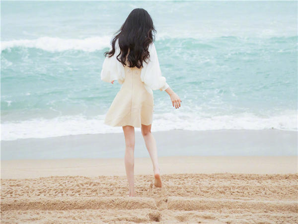 杨幂漫画腰事件慌忙道歉,杨幂挑战漫画腰道歉