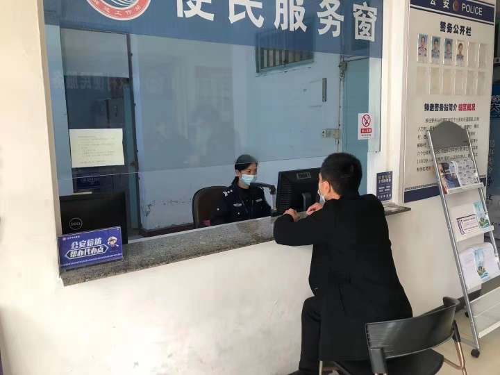 户籍民警上门服务受称赞,户籍民警上门服务解民忧