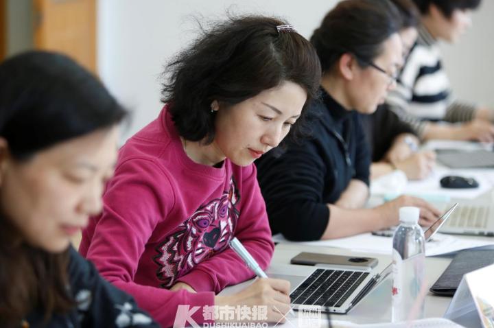 1359篇进入最后一关，评委全是大咖！第四届杭州市中小学生“我的春节”主题征文大赛今天现场评审