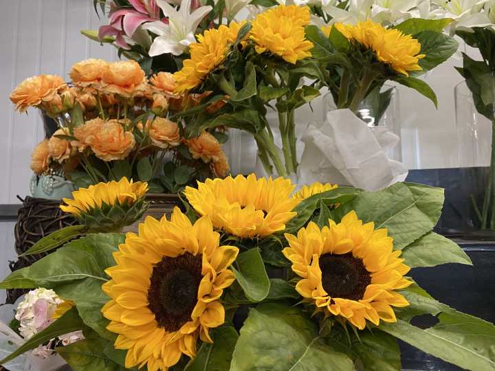 小时小店｜遇到事不用怕，挺过去都会好的，恩恩大伯的“六月雪”花店：生意正在好起来