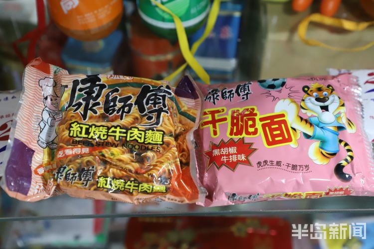 百味人生丨一箱过期方便面能卖3600！青岛小伙攒出“80后时光机”，收藏近6000件老物件