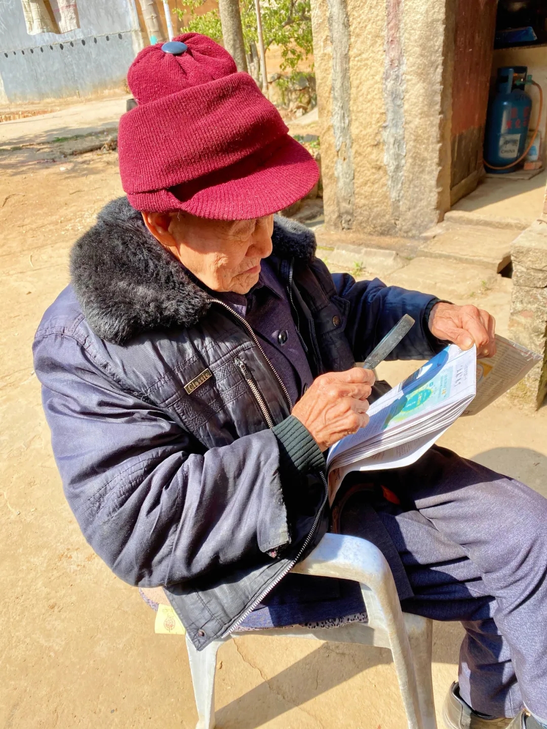 孙女和爷爷感动视频,孙女拍下95岁爷爷的一天