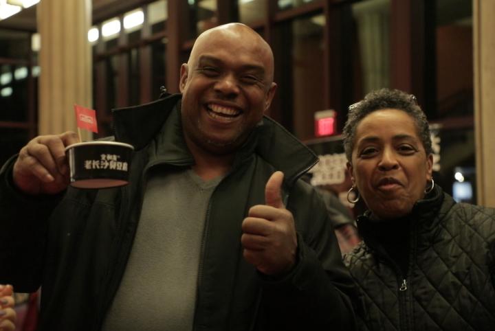 白天卖臭豆腐，晚上酒吧打碟，网红DJ奶奶的店开到了杭州，就在工联CC