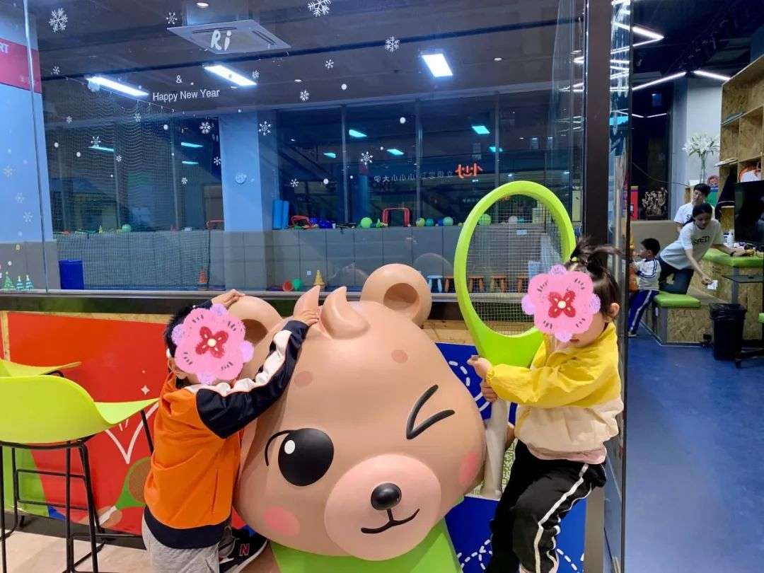 月薪两万，每天4小时，我的工作是陪富家小孩吃喝玩乐