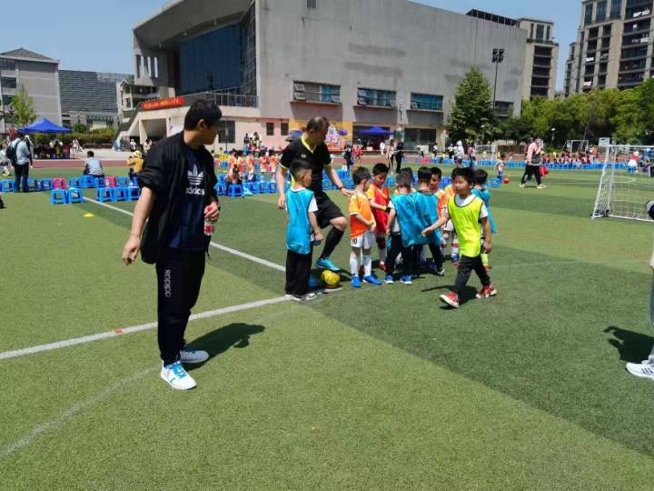 校园体育资讯｜“小脚丫大世界”，西湖区幼儿足球这样玩