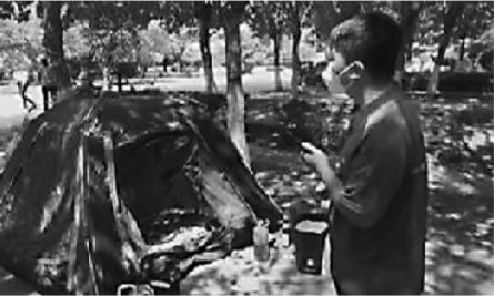 快递小哥进小区送货被拦住了,快递小哥送外卖进小区被拦