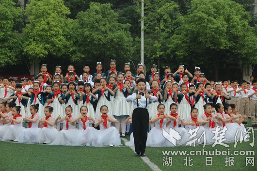 唱响校园之歌争做阳光少年,师生同唱教育歌