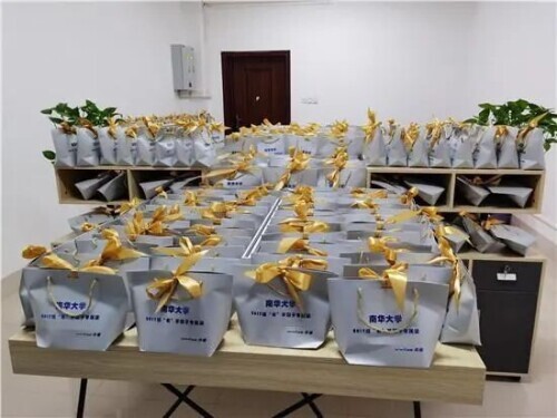 慕了！95后美女辅导员为毕业生定制礼物