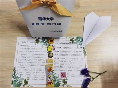 慕了！95后美女辅导员为毕业生定制礼物