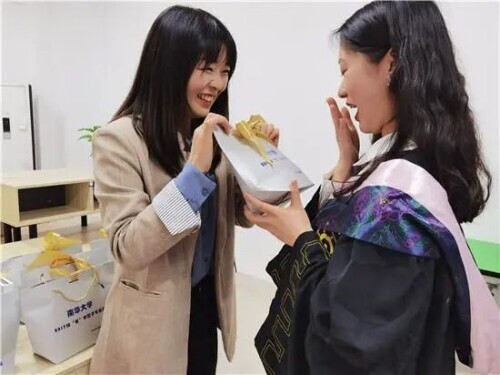 慕了！95后美女辅导员为毕业生定制礼物