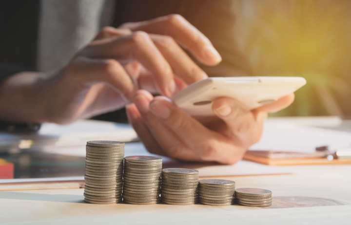 骗来7200余个微信号卖了120万！这群人发红包、送游戏皮肤，背后藏着大诡计