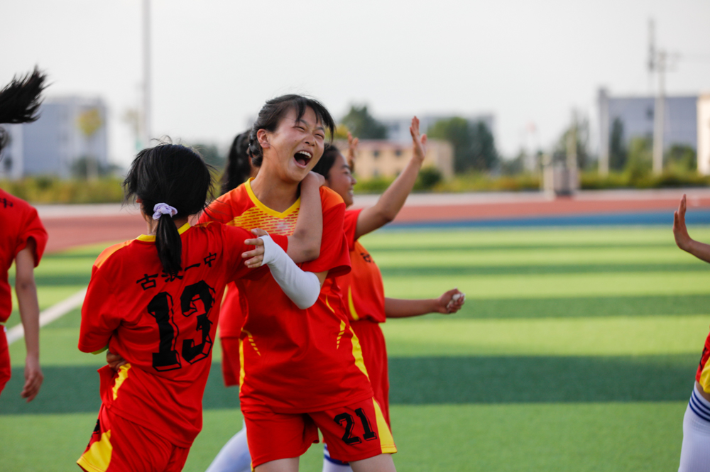 足球赛场上的催泪时刻,感动足球场上落泪的瞬间