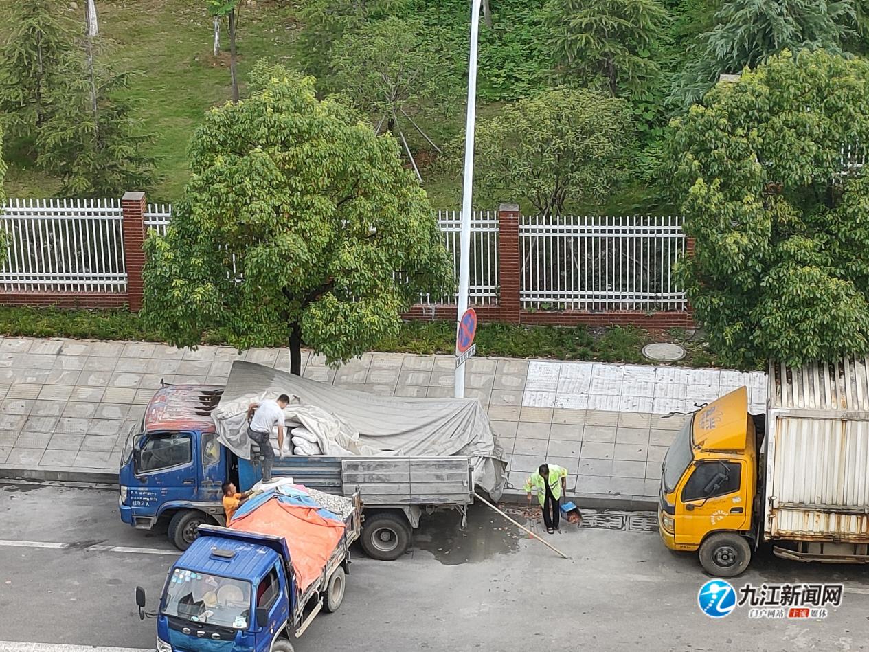 ​视频｜九江一路段现“神秘”篷布车，水泥“敞”着卖
