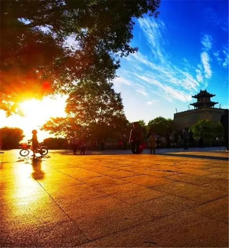 西安经开三小导游词,泾河新城第一中学导游词