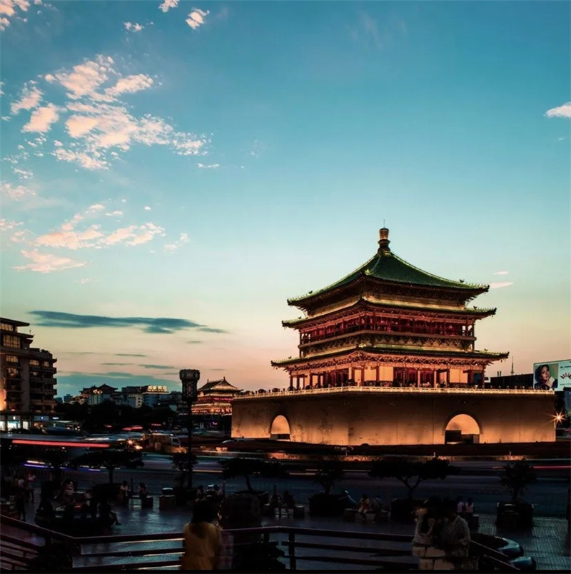 西安经开三小导游词,泾河新城第一中学导游词