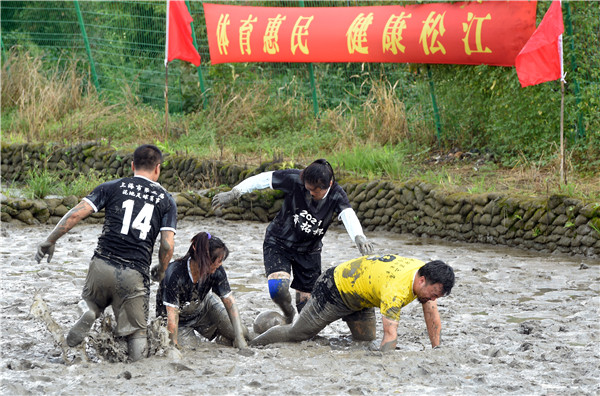 松江泥地足球比赛视频,泥地趣味足球比赛