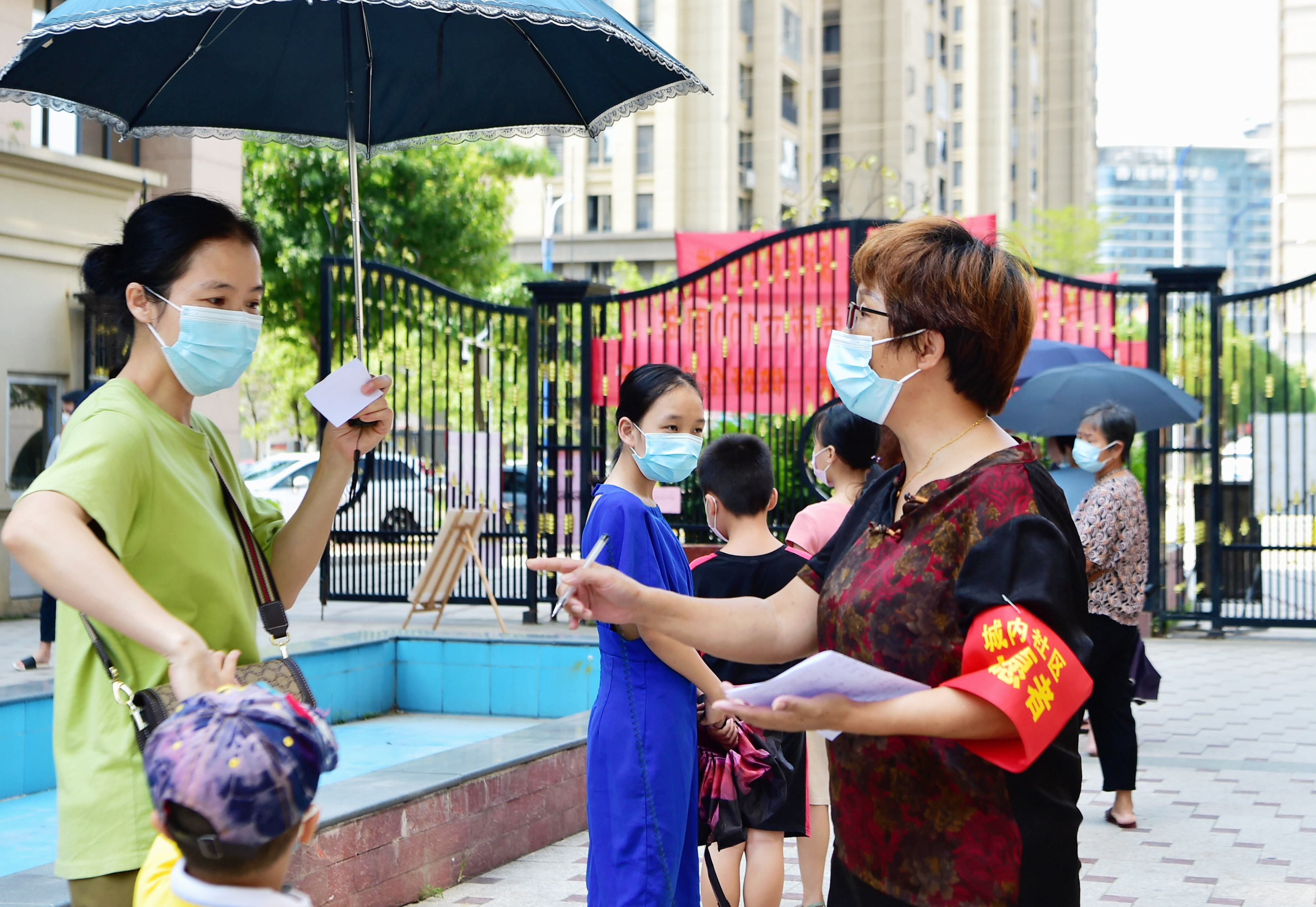 看望慰问一线防疫工作人员,防疫一线最可爱的人