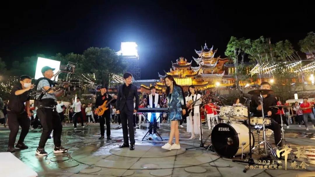 有一种“瓦吉瓦”的月亮家宴，叫“总台秋晚”